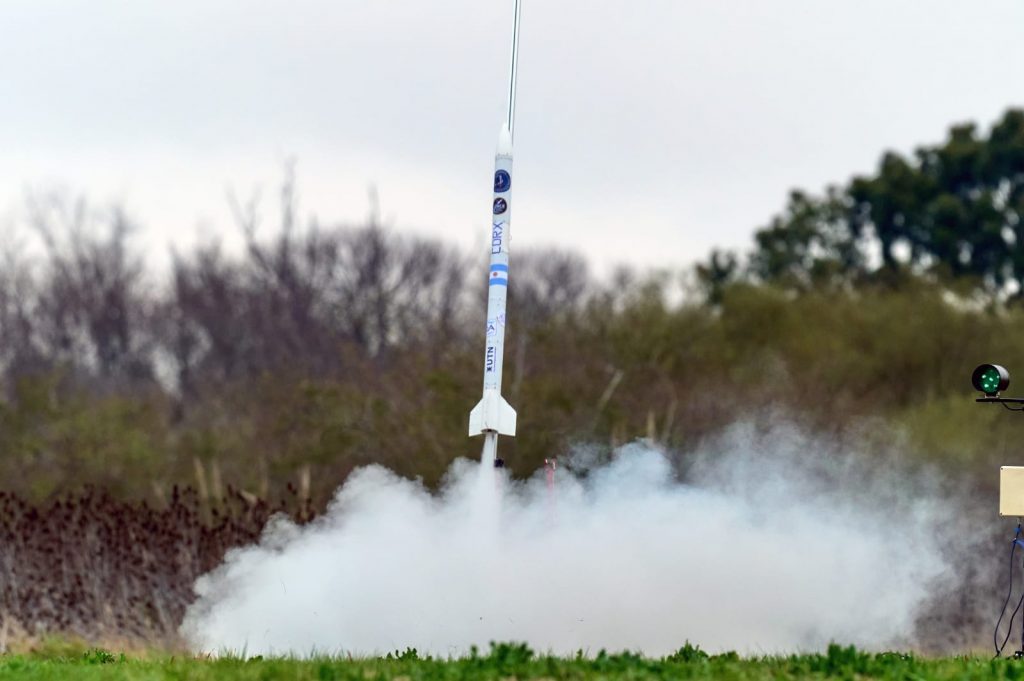 Estudiantes de la UTN FRC participaron del Desafío Argentino de Cohetería Experimental DACE 2025 lanzamiento corx